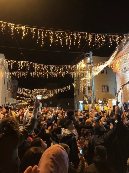 سخنين: إضاءة شجرة الميلاد مجددًا بعد احراقها من قبل مجهولين