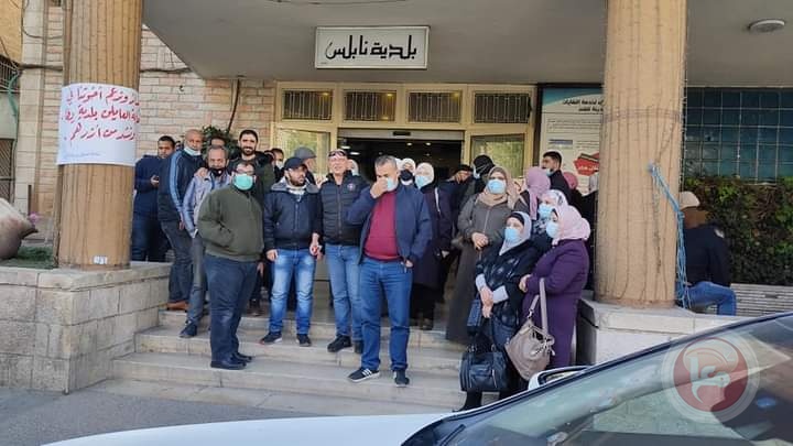 بلديات في الضفة تعلق الدوام لمدة ساعتين تضامناً مع موظفي بلدية يطا 
