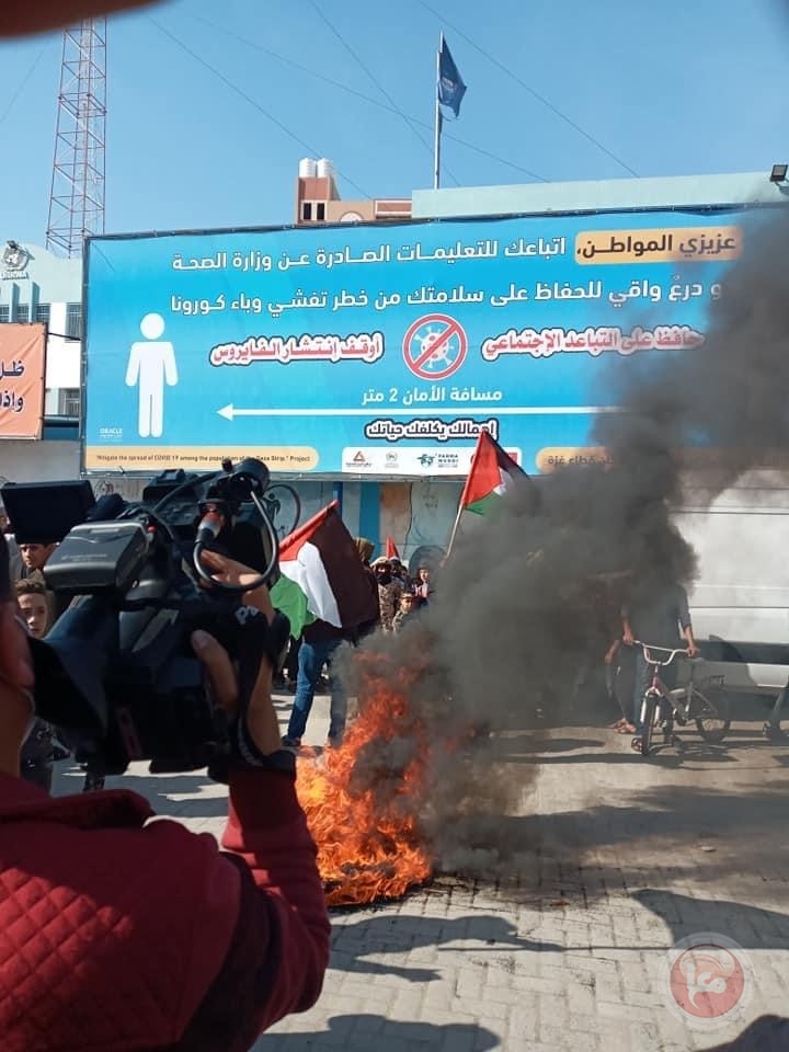 صور- تظاهرة غاضبة في مخيم جباليا ضد تقليصات الأونروا