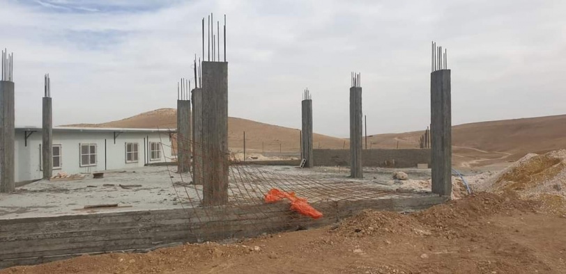 الاحتلال يخطر بهدم مسجد ومدرسة شرق يطا