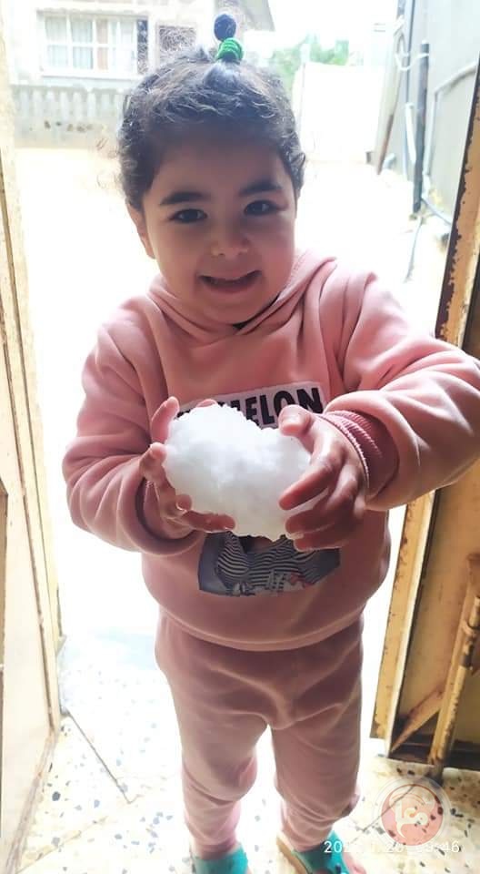 صور- غزة تحتفل بسقوط حبات البَرَد