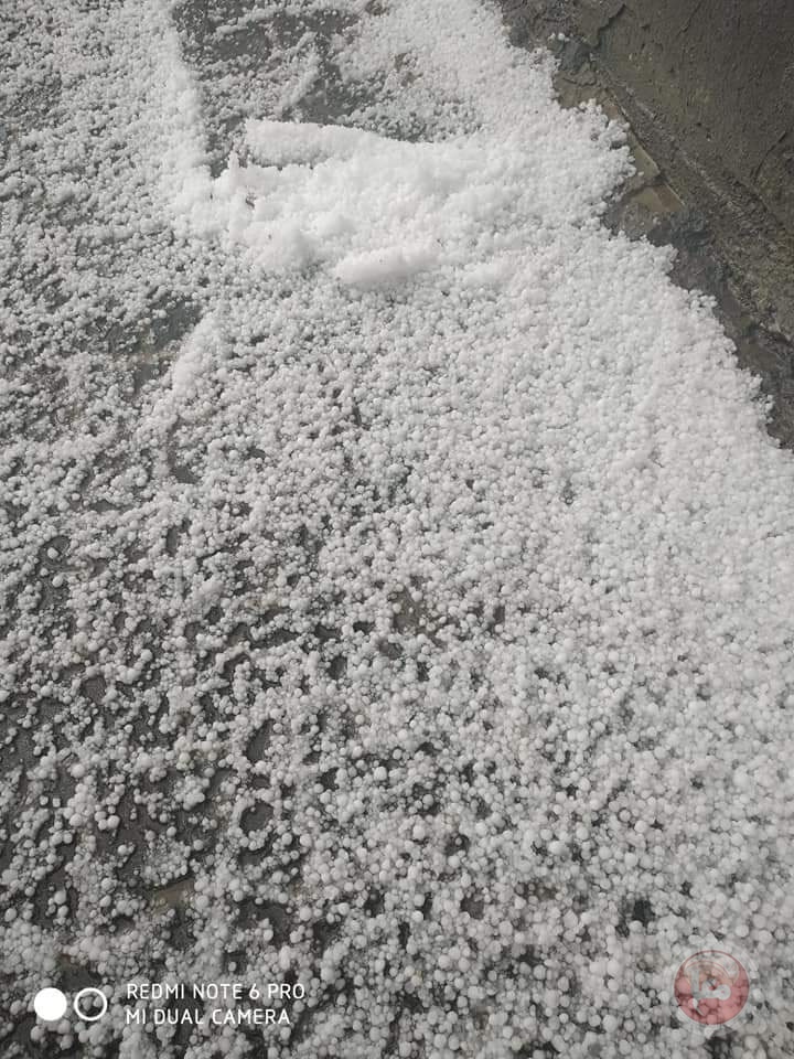 صور- غزة تحتفل بسقوط حبات البَرَد