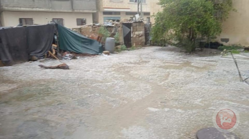 صور- غزة تحتفل بسقوط حبات البَرَد