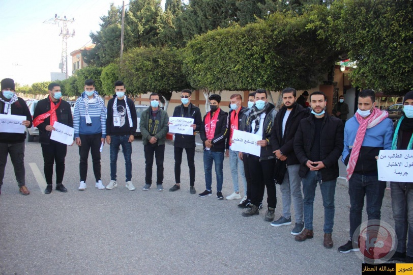 الأطر الطلابية بجامعة فلسطين  تنظم وقفة وتدعوا الجامعة للتراجع عن خطواتها 