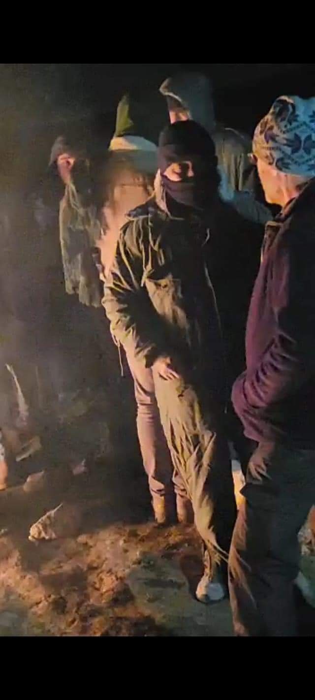 مستوطنون يطردون عائلة فلسطينية من منزلها بالقوة جنوب الخليل