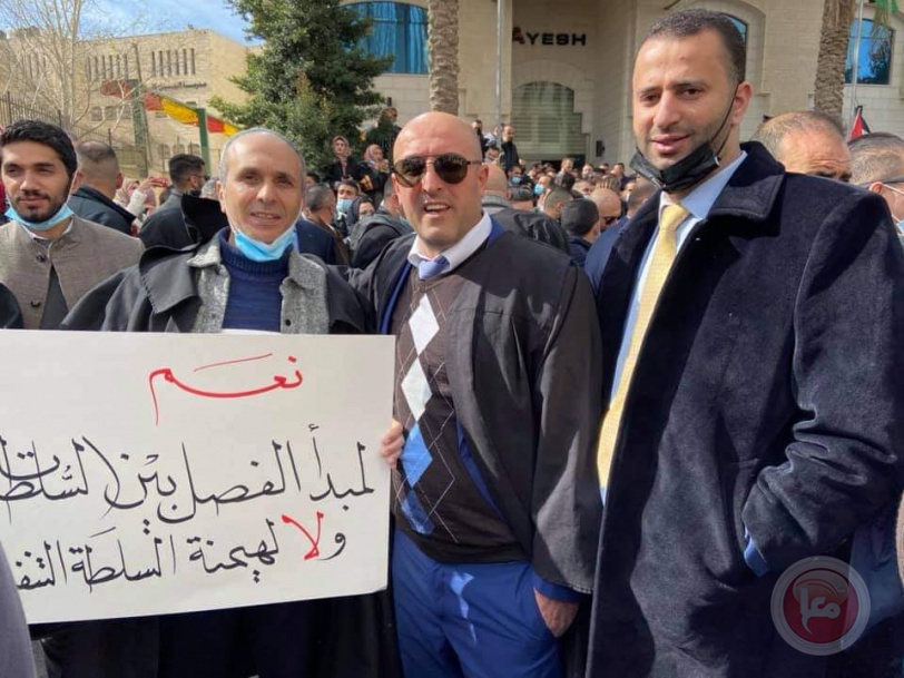 صور- المحامون يواصلون اعتصامهم أمام مجمع المحاكم برام الله