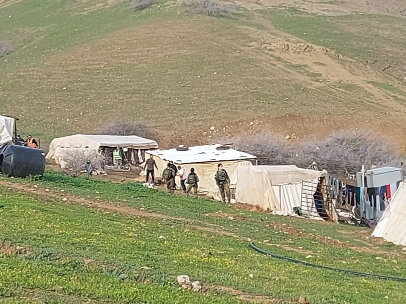 الاحتلال يدمر ويصادر عشرات الخيام والبركسات في الأغوار