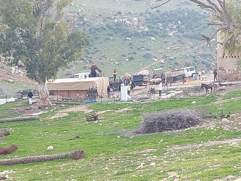 الاحتلال يدمر ويصادر عشرات الخيام والبركسات في الأغوار