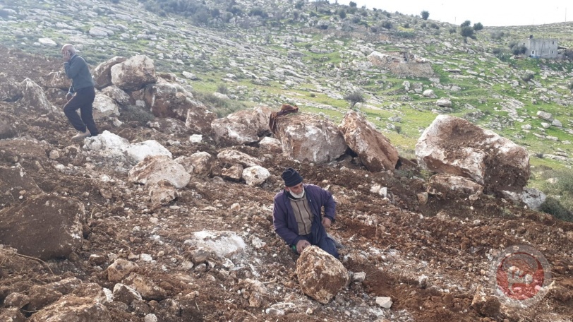 الاحتلال يجرف أراض لتوسعة مستوطنة غرب الخليل