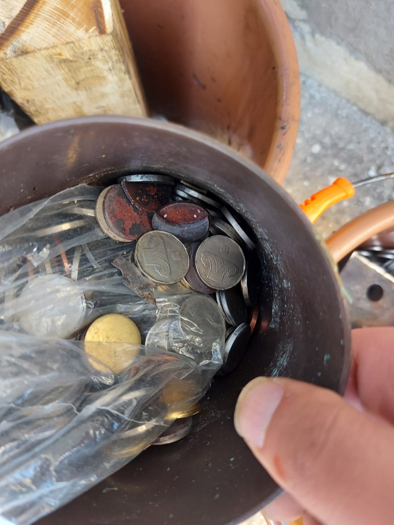 ضبط مشغل لتزوير العملة المعدنية في الخليل