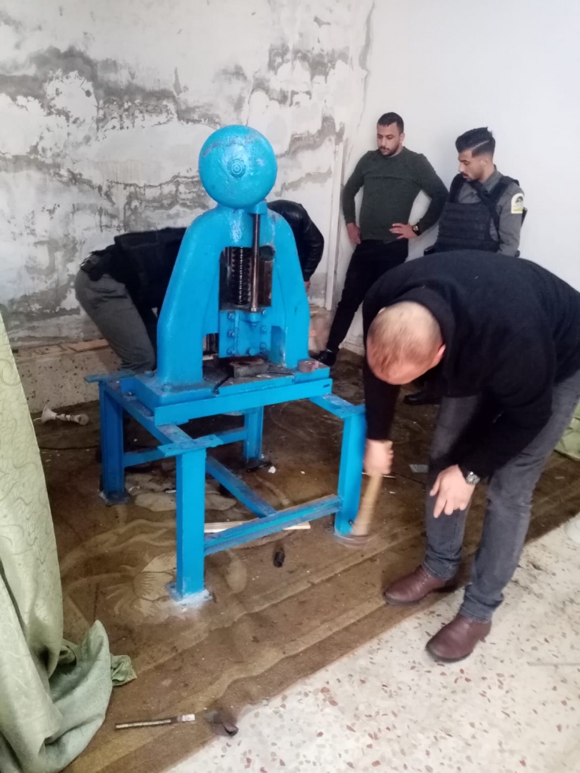 ضبط مشغل لتزوير العملة المعدنية في الخليل