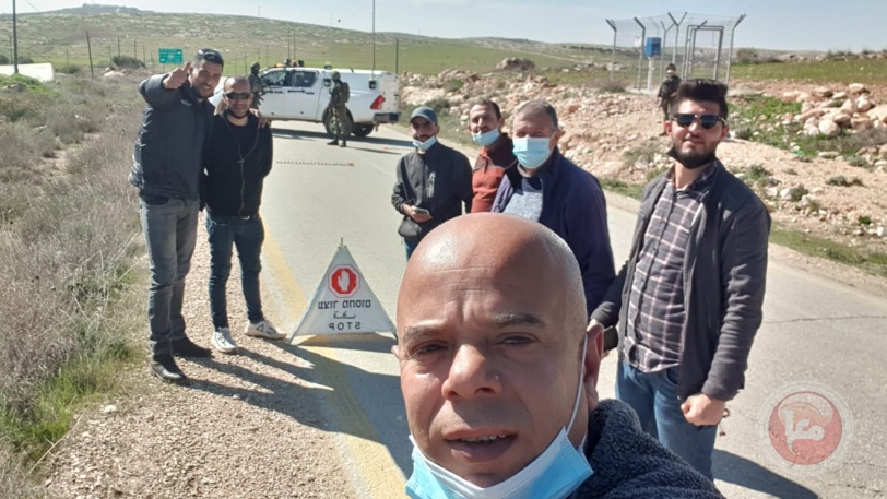 شاهد- الاحتلال يحتجز مجموعة من الصحفيين ويصادر خيم جنوب الخليل