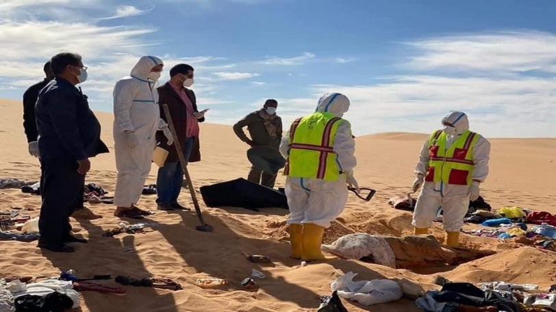وفاة 8 من عائلة سودانية جوعا وعطشا بعد تعطل سياراتهم بالصحراء الليبية (صور)