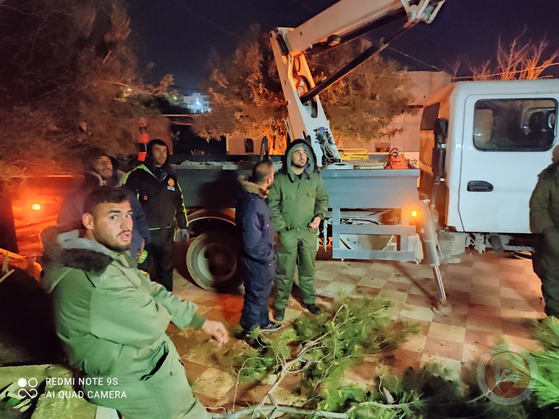 يطا: طواقم البلدية وشركة الكهرباء يعالجون حادثة سقوط شجرة كبيرة على أحد المنازل