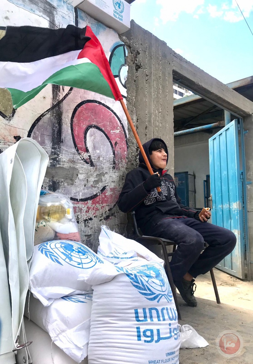 لاجئون غاضبون يغلقون مقرات التموين التابعة للأونروا بقطاع غزة