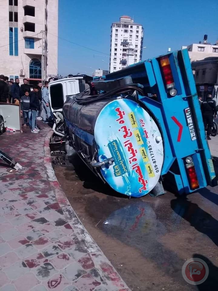 إصابات بانقلاب شاحنة مياه غرب غزة