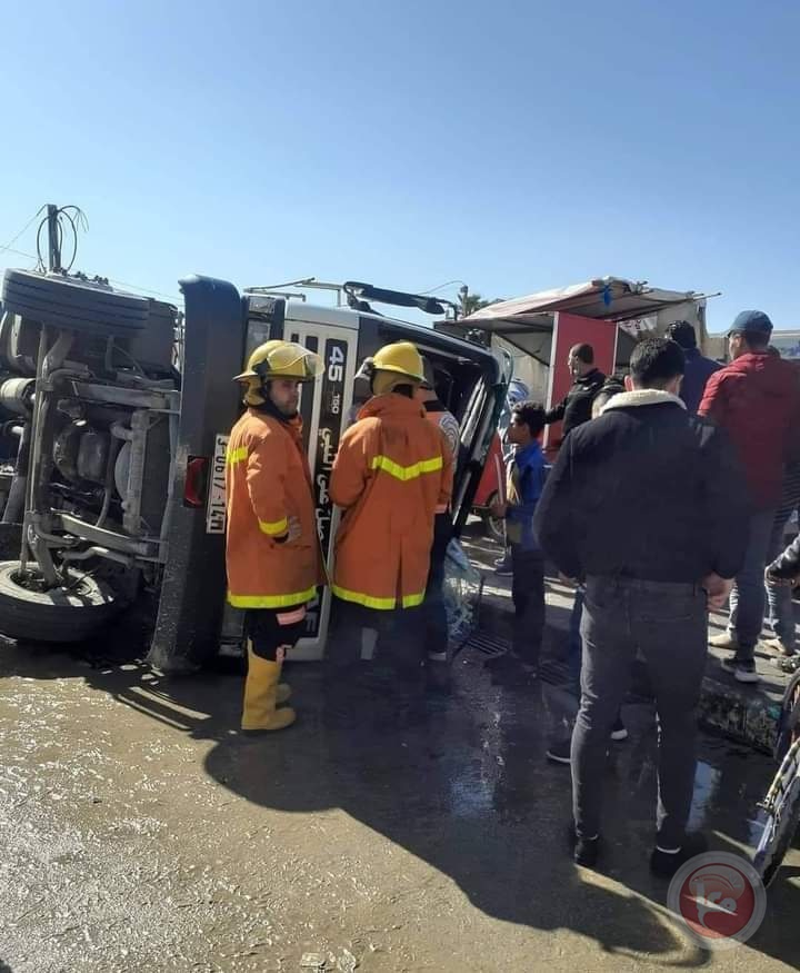 إصابات بانقلاب شاحنة مياه غرب غزة