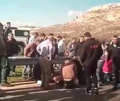 (شاهد) مصرع مواطنين وإصابة 4 بحادث سير شرق الخليل