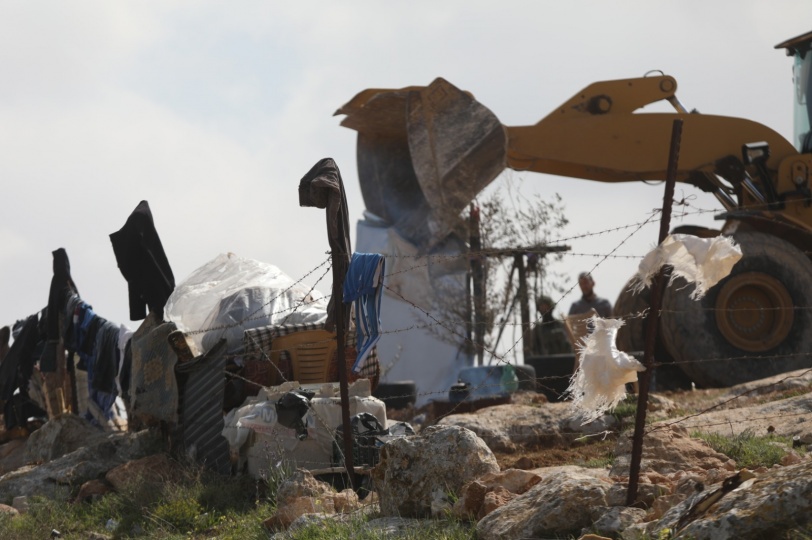 الاحتلال يهدم حظيرة أغنام جنوب الخليل (صور)