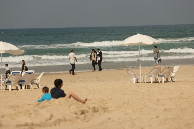 الآف الإسرائيليين يخرجون إلى المنتزهات والشواطئ (صور)