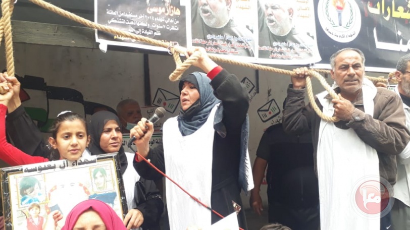 غزة: تظاهرة غاضبة لأهالي الشهداء ارتدوا فيها الاكفان