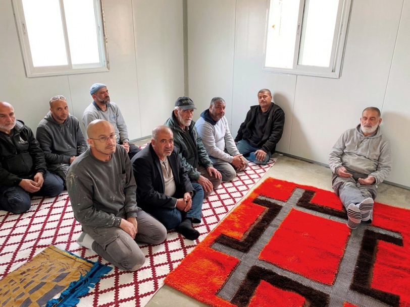  بذكرى يوم الأرض..  أهالي عارة وكفر قرع يبنون بيتا لعائلة منكوبة بالنقب