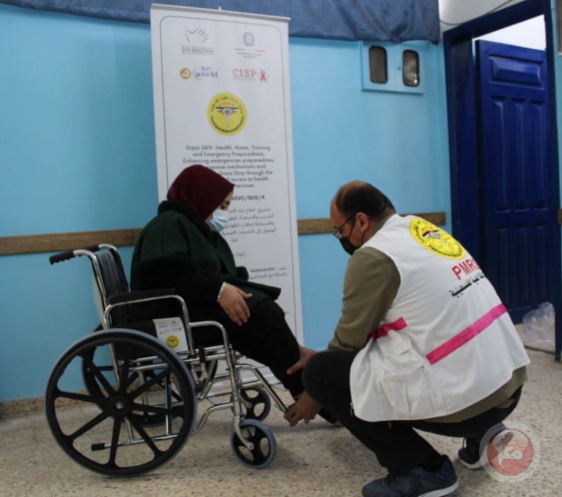 الإغاثة الطبية توزع عشرات الأدوات المساعدة شمال غزة