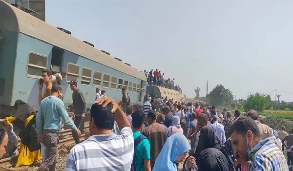 109 مصابين بحادث خروج قطار عن مساره في مصر