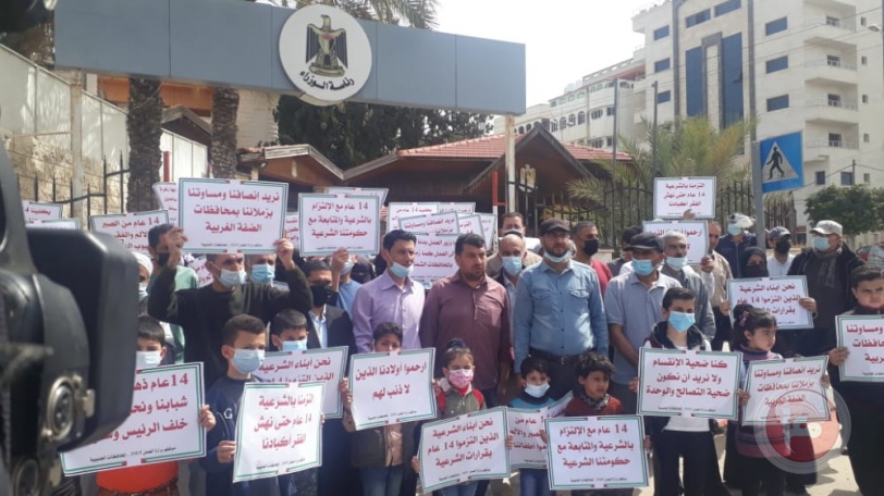 عشرات الموظفين يطالبون الرئيس بتثبيتهم وإعادة حقوقهم