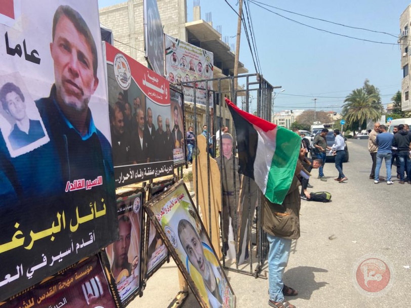 مئات المواطنين يحييون يوم الأسير بتظاهرة في غزة