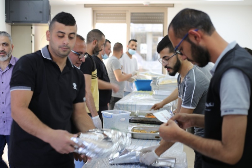 تكية عايدة توزع أكثر من 4500 وجبة إفطار في الأسبوع الأول من رمضان