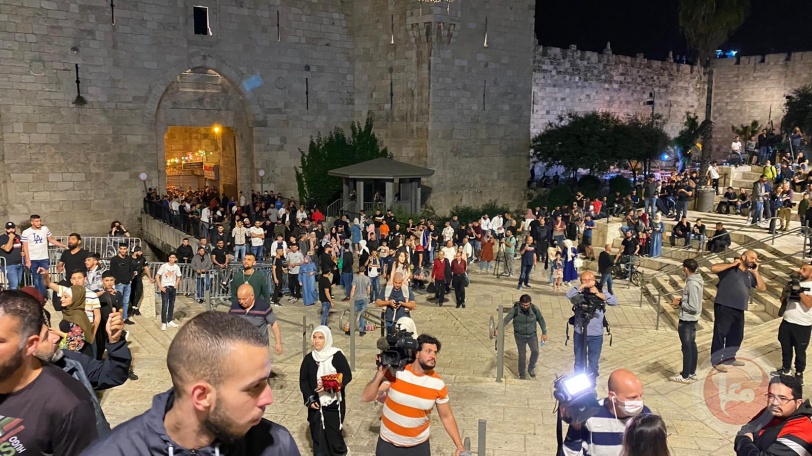 بالصور- الفلسطينيون ينتصرون على الاحتلال ويزيلون الحواجز من باب العامود 