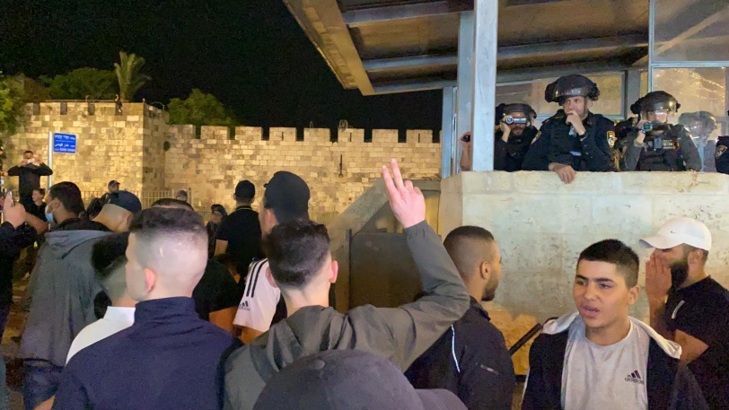 بالصور- الفلسطينيون ينتصرون على الاحتلال ويزيلون الحواجز من باب العامود 