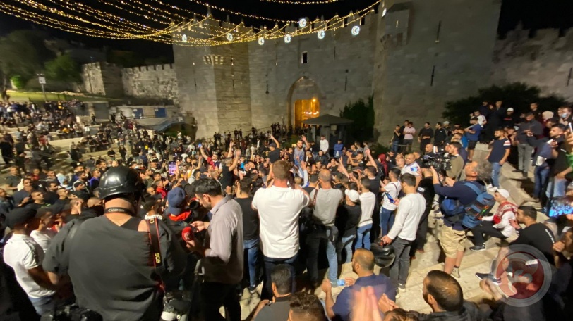 بالصور- الفلسطينيون ينتصرون على الاحتلال ويزيلون الحواجز من باب العامود 