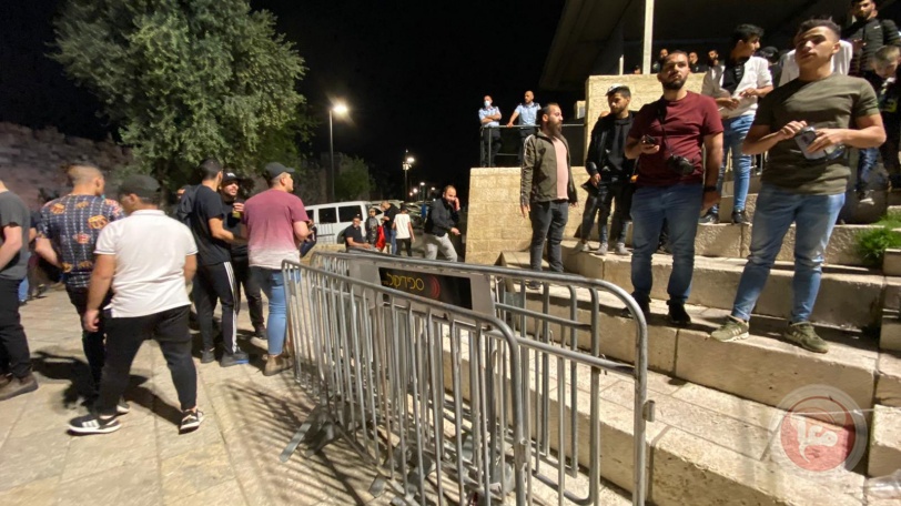 بالصور- الفلسطينيون ينتصرون على الاحتلال ويزيلون الحواجز من باب العامود 
