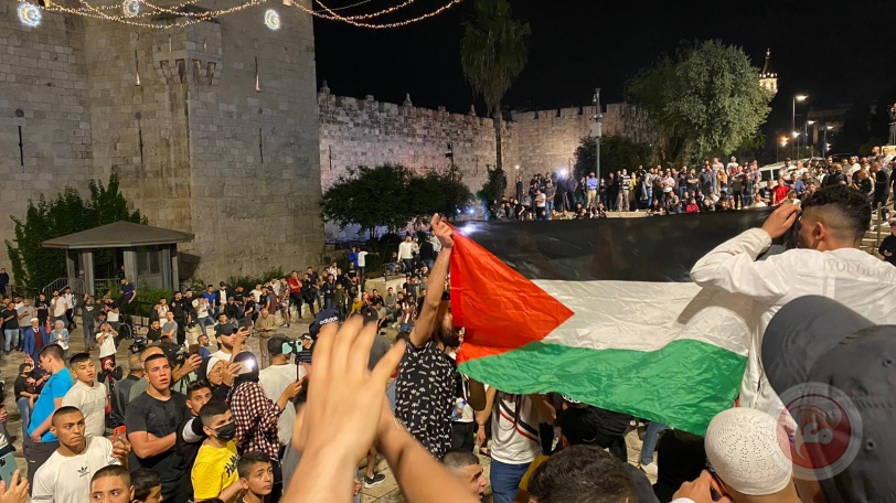 الاحتلال يقمع احتفالات الفلسطينيين بإزالة الحواجز من باب العامود 