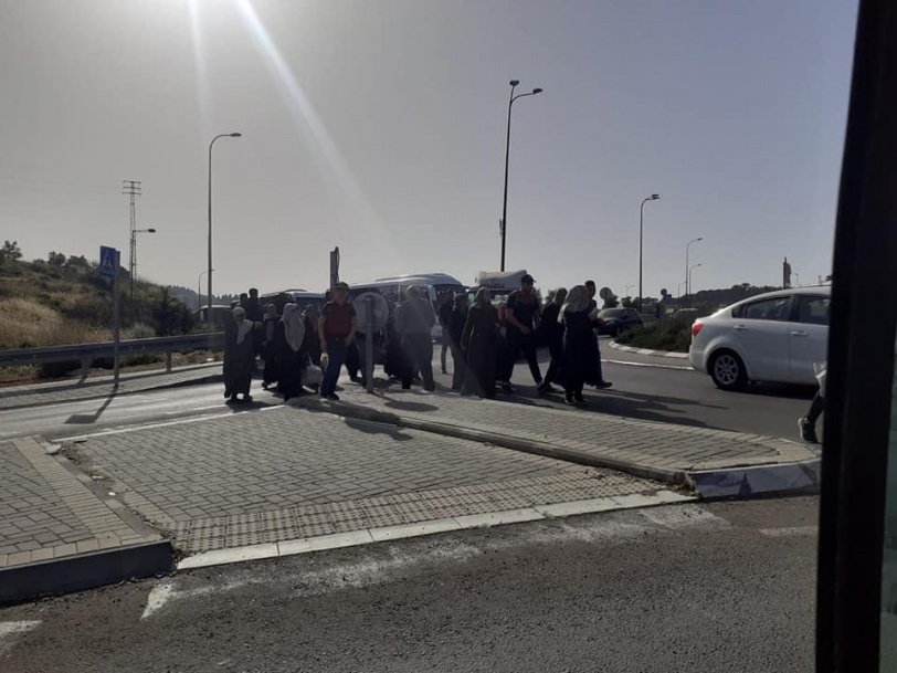 شبان القدس يفتحون الطرقات "خاوة" لوصول أهالي الداخل للأقصى (فيديو)