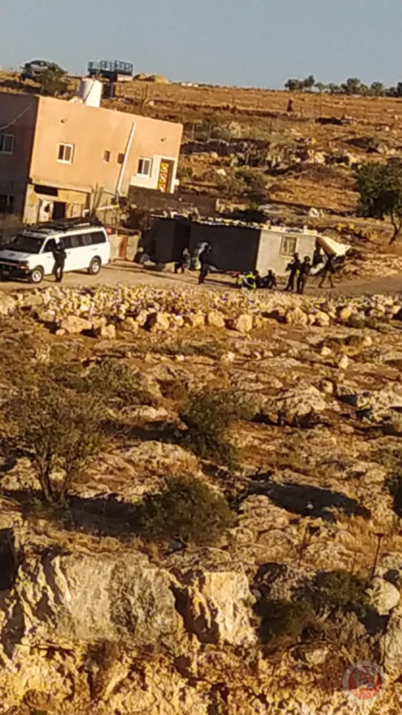 الاحتلال يعتدي بالضرب على طفلة وسيدة ويعتقل مواطنين جنوب الخليل 