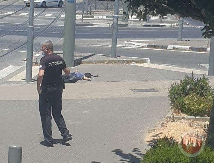 مقيد وحقيبة مدرسية بجانبه- شهيد برصاص الاحتلال في القدس