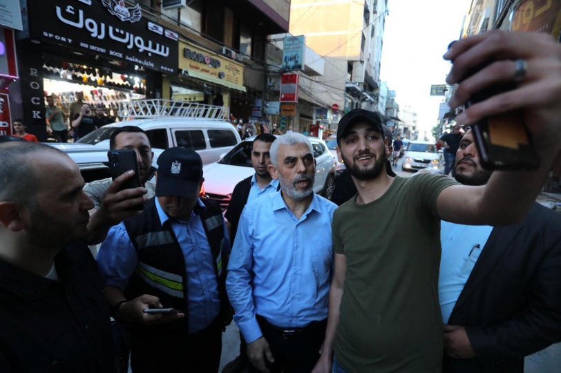 متحديا الاحتلال - يحيى السنوار يتجول في قطاع غزة سيراً على الاقدام