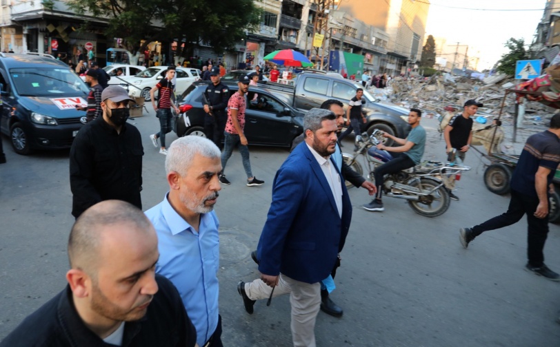 متحديا الاحتلال - يحيى السنوار يتجول في قطاع غزة سيراً على الاقدام