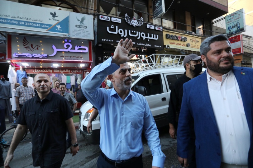متحديا الاحتلال - يحيى السنوار يتجول في قطاع غزة سيراً على الاقدام
