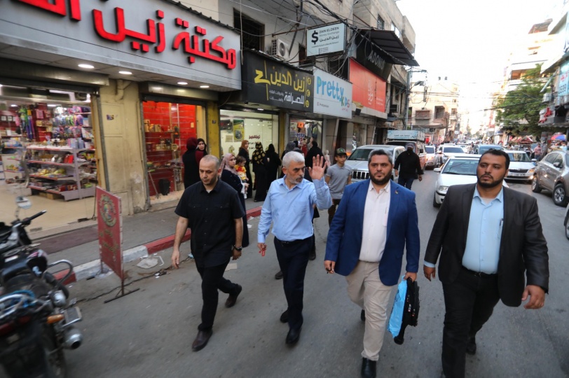 متحديا الاحتلال - يحيى السنوار يتجول في قطاع غزة سيراً على الاقدام