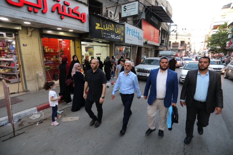متحديا الاحتلال - يحيى السنوار يتجول في قطاع غزة سيراً على الاقدام