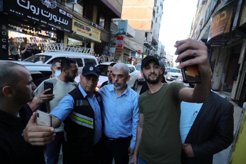 متحديا الاحتلال - يحيى السنوار يتجول في قطاع غزة سيراً على الاقدام
