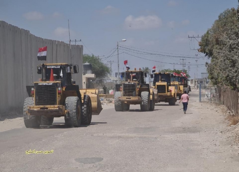 مصر ترسل معدات بناء إلى غزة لبدء أعمال إعادة الإعمار