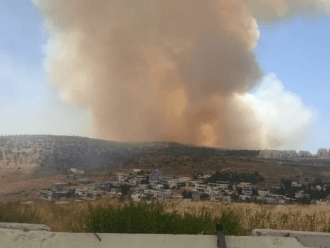 صور - الاحتلال يجلي 400 عائلة بسبب اندلاع حريق في احراش جنوب غرب القدس