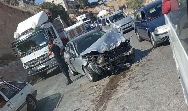 صور.. 10 إصابات نتيجة حادث سير على طريق واد النار