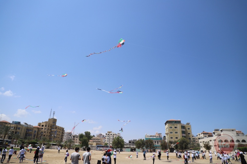 سماء غزة تتزين بصور وأسماء الشهداء الأطفال  