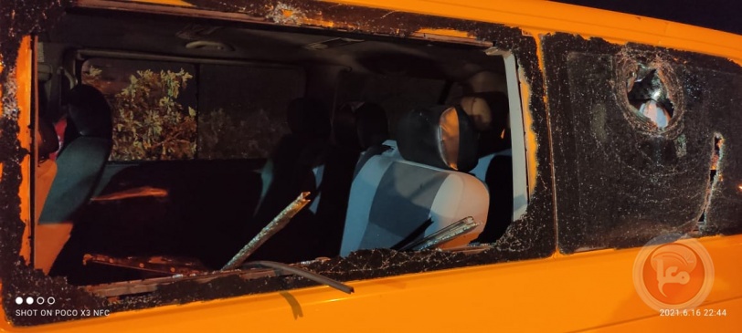صور - مستوطنون يحطمون مركبات ويهاجمون منازل المواطنين جنوب نابلس